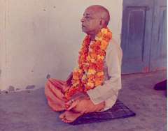 prabhupada-chanting-gayatri.jpg